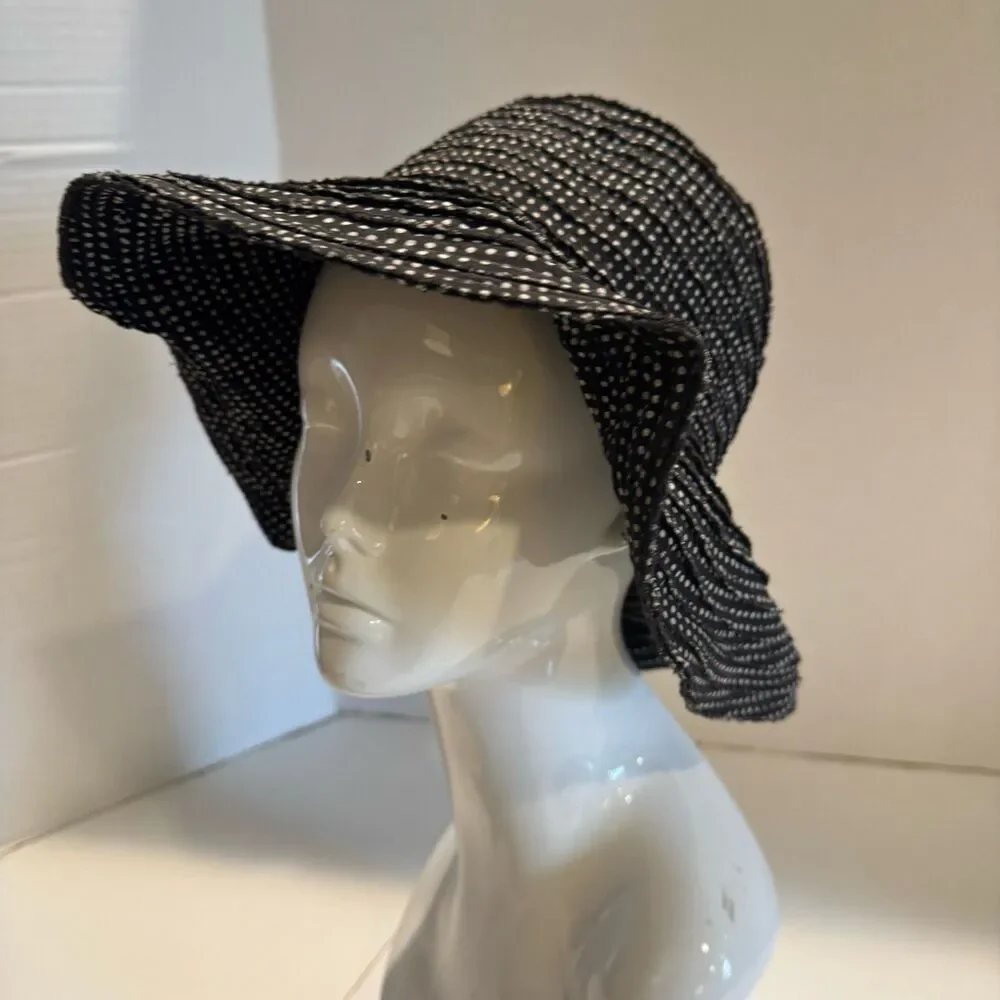 Wallaroo Hat Company Petite Scrunchie Sun Hat Black White Polka Dot one size